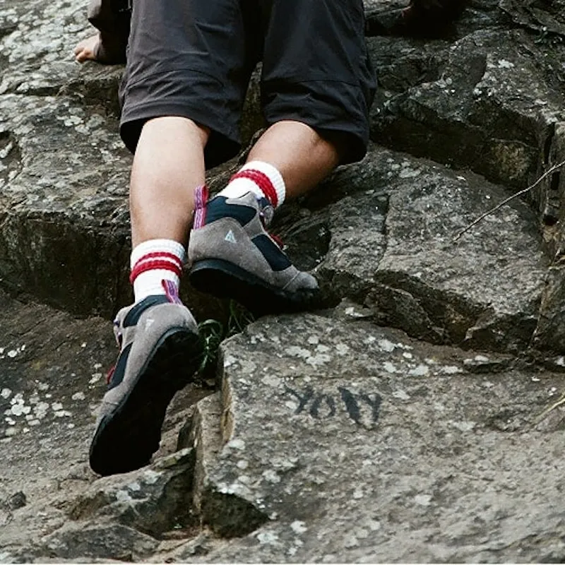 Fotografie von einem Schuhpaar, das klettert.