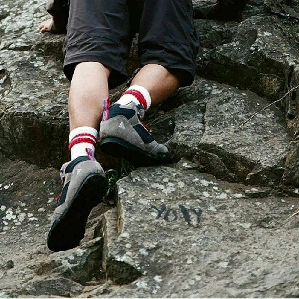 Fotografie von einem Schuhpaar, das klettert.