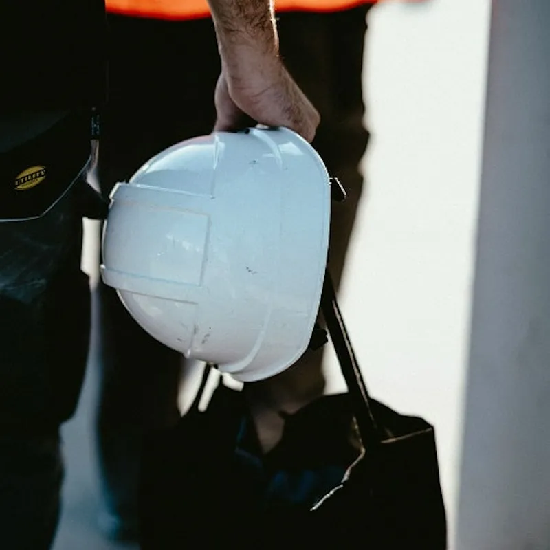Fotografie von Helm der in der Hand gehalten wird