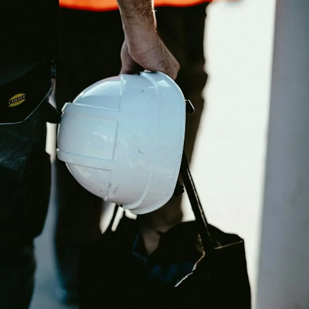 Fotografie von Helm der in der Hand gehalten wird